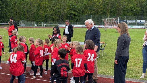Bundespräsdent Steinmeier mit kleinen Mädchen
