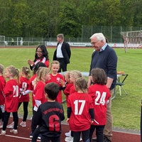 Bundespräsdent Steinmeier mit kleinen Mädchen
