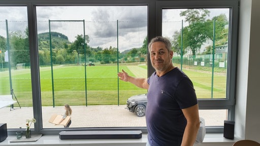 Volker Hiller steht vor dem neuen Sportplatz in Lütmarsen.