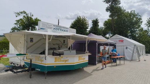 Vorbereitung der Eröffnungsfeier des neuen Sportplatzes. 