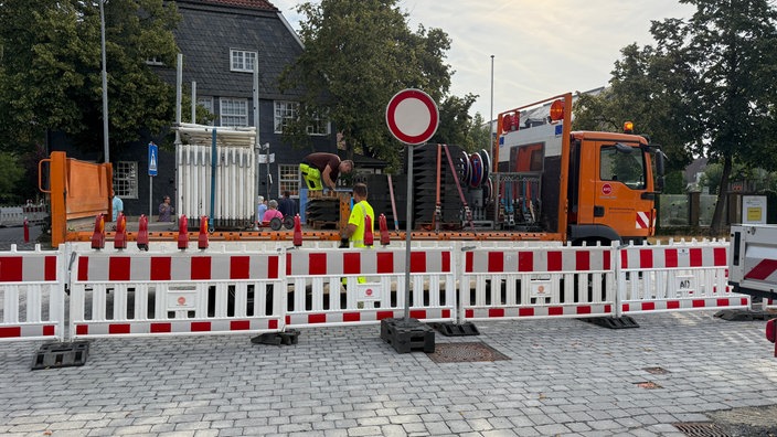 Die Straßenabsperrungen wurden von der Straße entfernt und an der Seite abgestellt.
