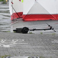 E-Scrooter liegt am Boden nachdem die fahrerin vom Lkw erfasst wurde.