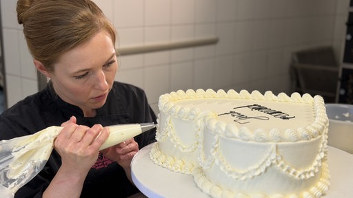 Eine Torte wird verziert 