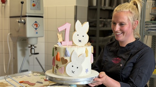 Frau betrachtet die selbstgemachte Torte