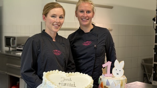Zwei Frauen und ihre selbstgemachten Torten