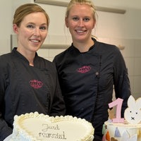 Zwei Frauen und ihre selbstgemachten Torten