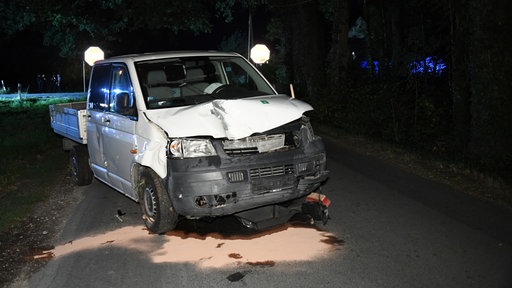 hier sieht man die völlig zerstörte Front des weissen Kleintransporters, Flüssigkeiten laufen aus.