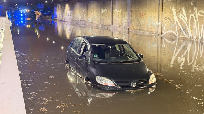 Auto steht in überflutetem Strassentunnel