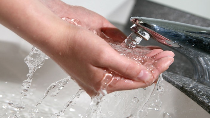 Wasser fließt durch Hände