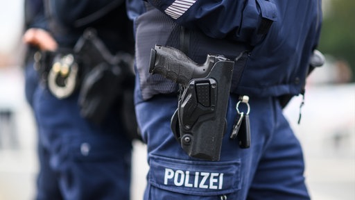 Die Dienstwaffe eines Polizisten im Holster