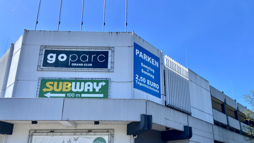 Auf einer Hauswand hängt ein Banner vom goparc in Herford.
