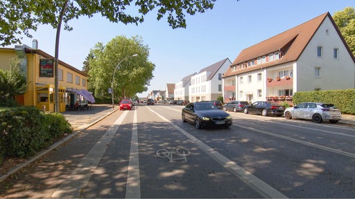 Die Mindener Straße in Herford, recht die Fahrbahn für Autos, in der mitte ein Fahrradstreifen, links daneben Parkplätze