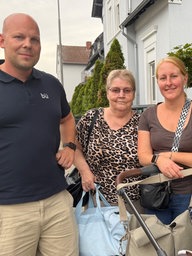 Eine Familie auf einem Gehweg