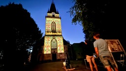 Der Turm der Petrikirche wird von außen ebenfalls mit Kunst angestrahlt