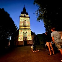 Der Turm der Petrikirche wird von außen ebenfalls mit Kunst angestrahlt