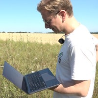 Junglandwirt Georg König liest Sensor aus