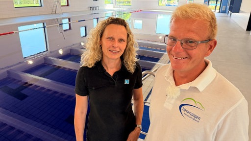 Wassertechnikerin Gaby Pröhl neben dem lila Becken