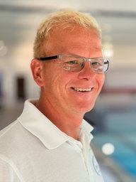 Badleiter Alexander Klaus vor dem Schwimmbecken