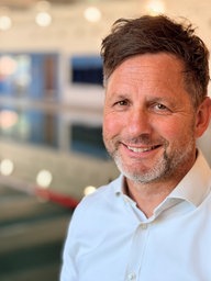 Beverungens Bürgermeister Tino Wenkel steht vor dem neuen Hallen-Becken