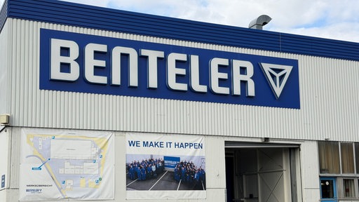 Weiße Produktionshalle mit der Aufschrift Benteler in Warburg