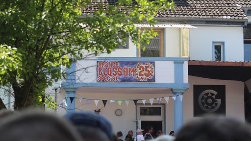 Ein Schild mit der Aufschrift "Orange Blossom Special 25".