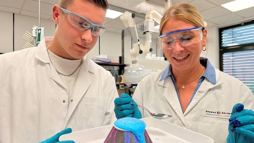 Zwei Labormitarbeiter experimentieren mit Färbemethoden