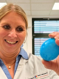Laborleiterin Katja Füser mit einem gefärbten Ei