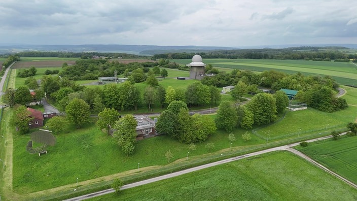 Die Radarstation in Brakel-Auenhausen von oben mit viel grüner Landschaft.