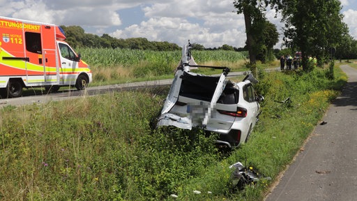 Ein schwer beschädigtes Auto liegt im Straßengraben.