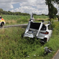 Ein schwer beschädigtes Auto liegt im Straßengraben.