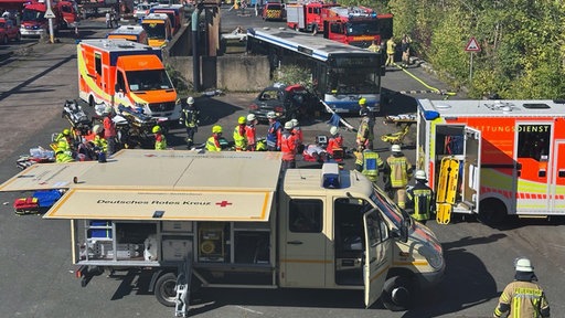 Viele Wagen der Einsatzkräfte stehen auf einem Platz mit der Austattung der Rettungskräfte.