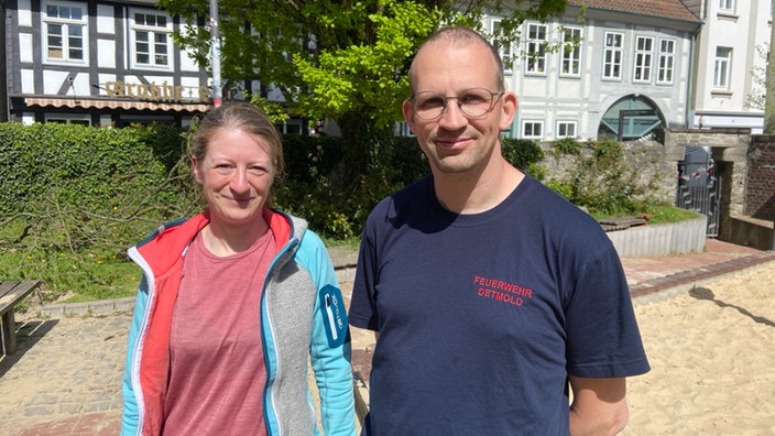 die lächelnden Imker Lea Exl und Thomas Dörfel