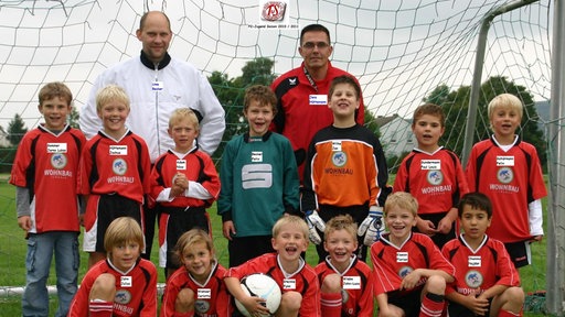 viele Kinder, darunter Carlotta Wamser, posieren mit ihren Trainern für ein Mannschaftsfoto