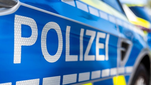 Die Seite eines Polizeiautos mit Aufschrift "Polizei"