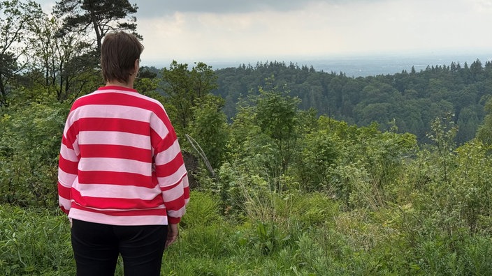 Frau schaut sich Landschaft an