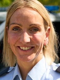Direktionsleiterin der Polizei lächelt in die Kamera