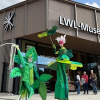 Theater Figuren posieren vor dem neuen Gebäude