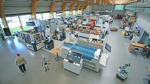 Die Halle des Humanoid Robots Experience Labs mit verschiedenen Stationen der Produktion und Programmierung
