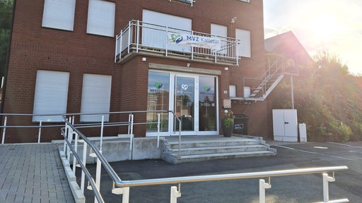 Treppenaufgang und Eingang des MVZ in Kalletal