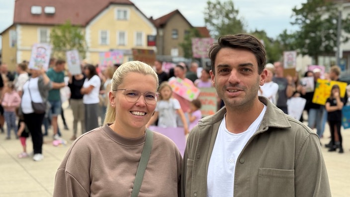 Eltern und Kinder protestieren mit bunten Plakaten