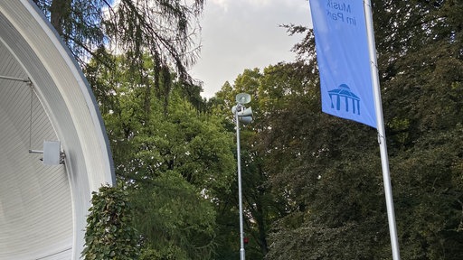Ein Lautsprecher auf einem Pfahl.