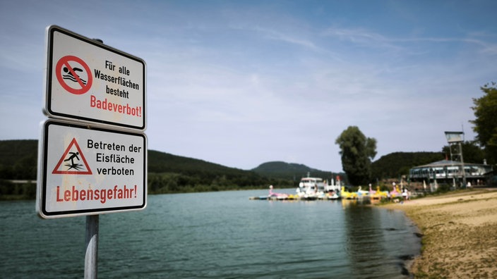 Badeverbot-Schild vor dem SchiederSee