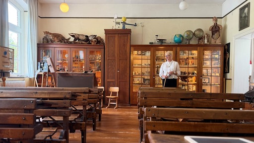 Lehrerin in altem Klassenzimmer