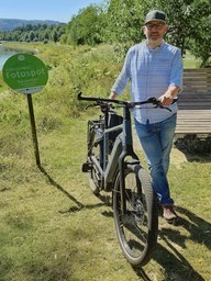 Stephan Berg, der Leiter der Tourist-Information in Höxter, mit seiner Heimatstadt im Hintergrund. Er fährt selbst regelmäßig mit dem Rad.