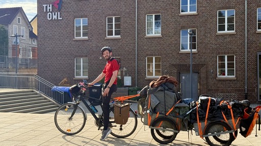 Konstantin Wodowos auf seinem Fahrrad vor einem Gebäude der TH OWL