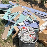 Müll und Bauschutt liegt an einem Feldrand vor einem Maisfeld