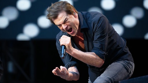 Campino von den Toten Hosen sing in ein Mikrofon