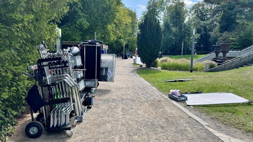 Ein Weg im Park auf dem Film Equipment steht. 