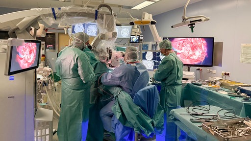 Chirurgen operieren in einem OP-Saal