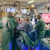 Chirurgen operieren in einem OP-Saal